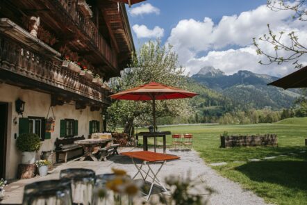 Hof_Aussen_HZ_Fruehling_gedeckt_Wendelstein_4