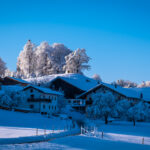 Ein Wintermärchen auf dem Samerberg: Magische Momente in verschneiter Idylle