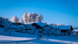 Ein Wintermärchen auf dem Samerberg: Magische Momente in verschneiter Idylle