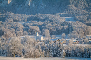 Ein Wintermärchen auf dem Samerberg: Magische Momente in verschneiter Idylle