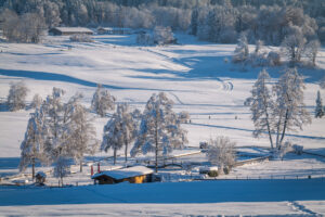 Ein Wintermärchen auf dem Samerberg: Magische Momente in verschneiter Idylle
