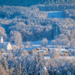 Ein Wintermärchen auf dem Samerberg: Magische Momente in verschneiter Idylle