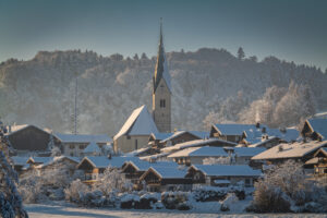 Ein Wintermärchen auf dem Samerberg: Magische Momente in verschneiter Idylle