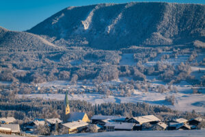 Ein Wintermärchen auf dem Samerberg: Magische Momente in verschneiter Idylle