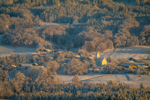 Ein Wintermärchen auf dem Samerberg: Magische Momente in verschneiter Idylle