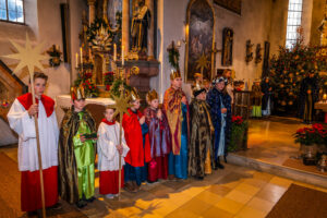 43 Sternsinger aus dem Samerberg auf dem Weg für Kinder in Not