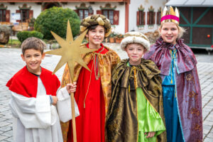 43 Sternsinger aus dem Samerberg auf dem Weg für Kinder in Not