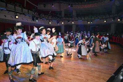 Oide Wiesn Bürgerball (Mühlradl-Figuren der Repräsentantenpaare)