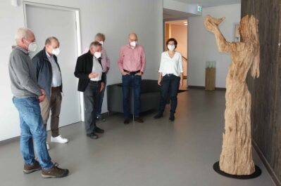 k-kl-Figur mit Betrachtern