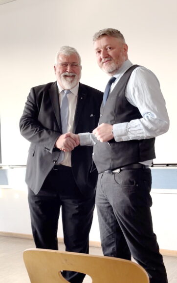 Sebastian Friesinger mit Schulleiter Karsten Kundt