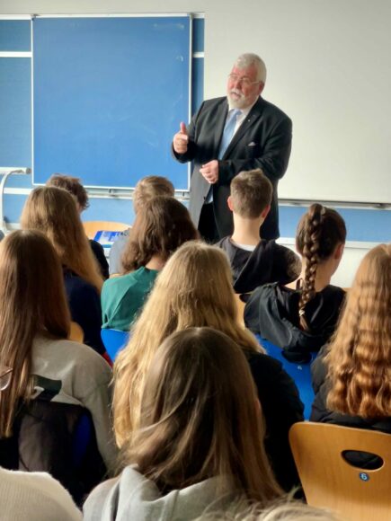 Sebastian Friesinger vor Schulklasse