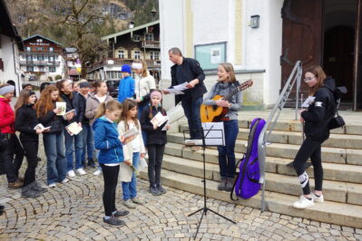 zu Beginn vor der Kirche