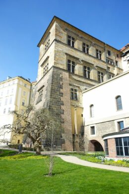 Hradschin-Kanzleitrakt mit Gedenkobelisk