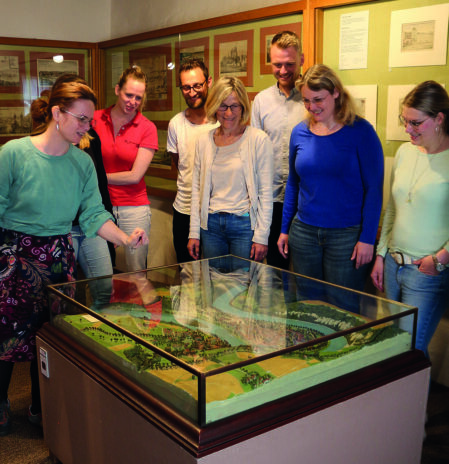 02_Museum Wasserburg_Führung vor dem Stadtmodell - cmyk