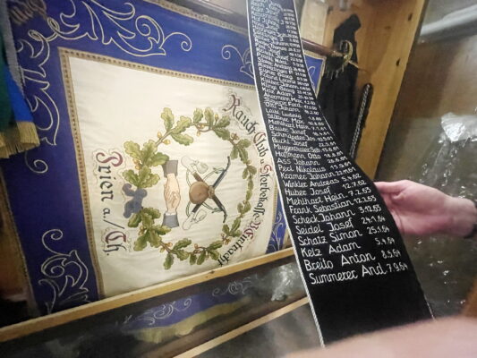 1Trauerband mit Fahne