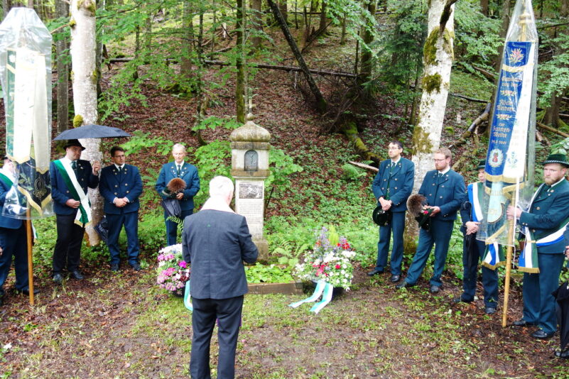 Überblick mit beiden Fahnen