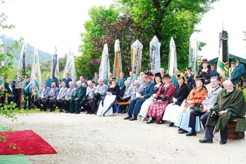 k-1Fahnen und Ehrengäste