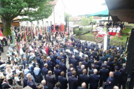 1Blick auf Dorfplatz und Altar