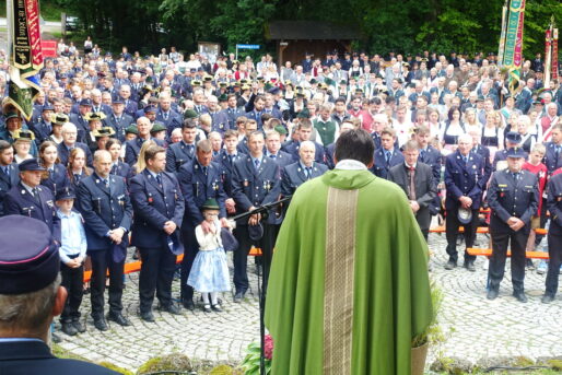 1Pfarrer-Feuerwehrleute