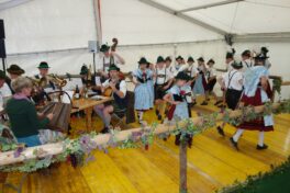 Klausbachmusi und Kindergruppe