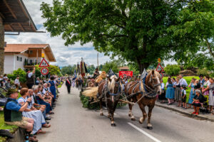 Festzug des 104. Gaufests des Bayerischen Inngautrachtenverbandes in Altenbeuern
