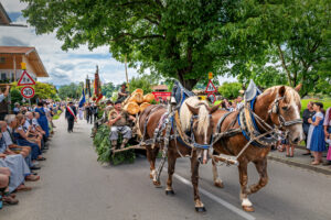Festzug des 104. Gaufests des Bayerischen Inngautrachtenverbandes in Altenbeuern