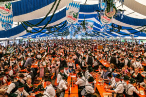 Festzug des 104. Gaufests des Bayerischen Inngautrachtenverbandes in Altenbeuern