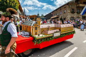 Festzug des 104. Gaufests des Bayerischen Inngautrachtenverbandes in Altenbeuern
