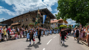 Festzug des 104. Gaufests des Bayerischen Inngautrachtenverbandes in Altenbeuern
