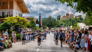 Festzug des 104. Gaufests des Bayerischen Inngautrachtenverbandes in Altenbeuern