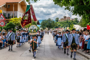 Festzug des 104. Gaufests des Bayerischen Inngautrachtenverbandes in Altenbeuern