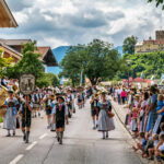 Festzug des 104. Gaufests des Bayerischen Inngautrachtenverbandes in Altenbeuern