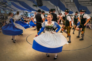 Festzug des 104. Gaufests des Bayerischen Inngautrachtenverbandes in Altenbeuern