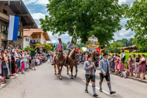 Festzug des 104. Gaufests des Bayerischen Inngautrachtenverbandes in Altenbeuern