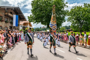 Festzug des 104. Gaufests des Bayerischen Inngautrachtenverbandes in Altenbeuern