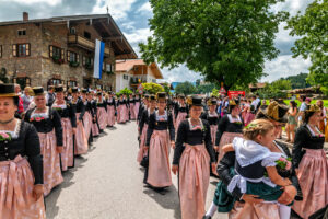 Festzug des 104. Gaufests des Bayerischen Inngautrachtenverbandes in Altenbeuern