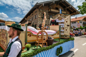 Festzug des 104. Gaufests des Bayerischen Inngautrachtenverbandes in Altenbeuern