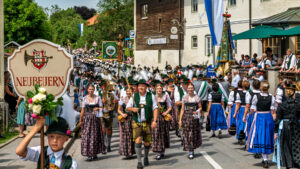 Festzug des 104. Gaufests des Bayerischen Inngautrachtenverbandes in Altenbeuern