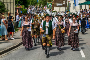 Festzug des 104. Gaufests des Bayerischen Inngautrachtenverbandes in Altenbeuern