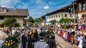 Festzug des 104. Gaufests des Bayerischen Inngautrachtenverbandes in Altenbeuern