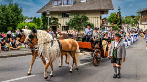 Festzug des 104. Gaufests des Bayerischen Inngautrachtenverbandes in Altenbeuern