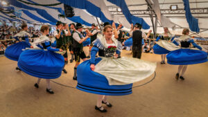 Festzug des 104. Gaufests des Bayerischen Inngautrachtenverbandes in Altenbeuern