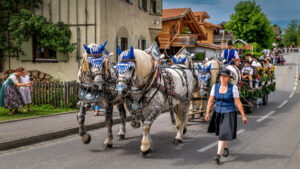 Festzug des 104. Gaufests des Bayerischen Inngautrachtenverbandes in Altenbeuern
