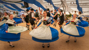 Festzug des 104. Gaufests des Bayerischen Inngautrachtenverbandes in Altenbeuern