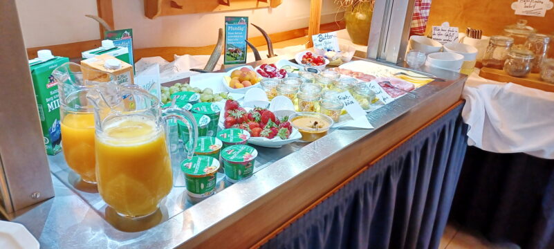 Frühstück-Kühlbuffet bestückt (3)