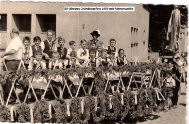 k-13c)35-jähriges 1959 mit Fahnenweihe
