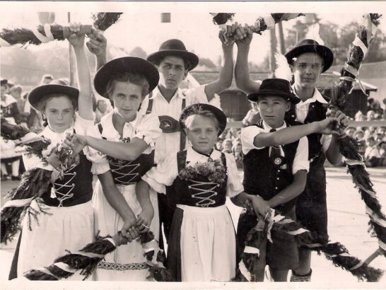 k-9b)Jugendgruppe beim Sterntanz-Mai 1952-0003