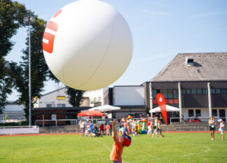 KNAXGeburtstag_Kind mit Sparkassenball