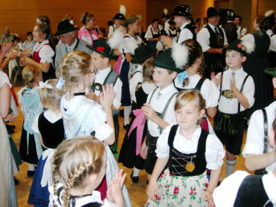 Jugendvolkstanz in Burghausen Bürgersaal_Da rührt se wos...