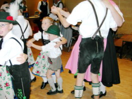 Jugendvolkstanz in Burghausen (Wer führt hier wen)